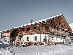 Wunderschönes hölzernes Chalet-Haus mit aussen Sitzplatz Möglichkeit. 