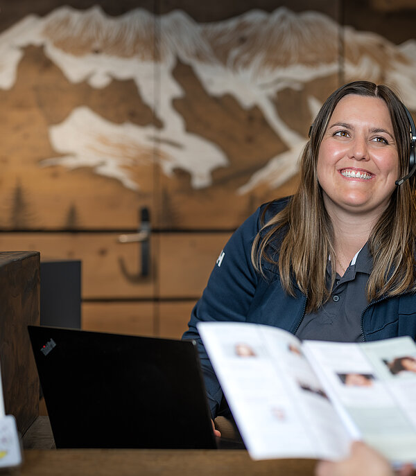 Une collaboratrice de Gstaad Saanenland Tourismus conseille les clients.