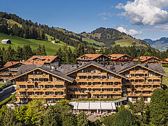 Sicht von oben auf das Golfhotel Les Hauts de Gstaad & SPA.